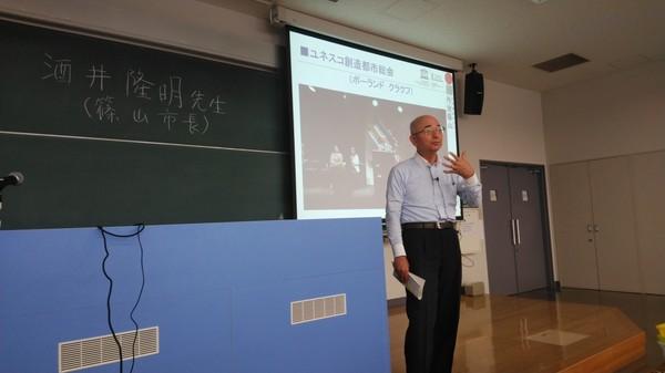甲南大学で講義をしている篠山市長(酒井 隆明先生)の写真
